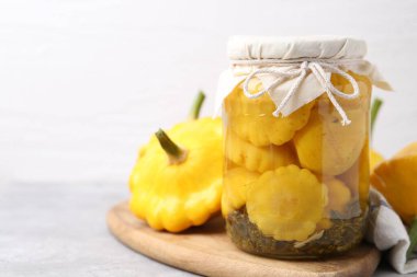 Cam kavanozda turşu kabağı turşusu ve ışık masasında taze sebzeler, yakın plan. Metin için boşluk