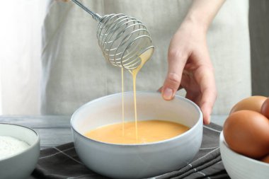 Masada yumurta çırpan kadın, yakın plan.