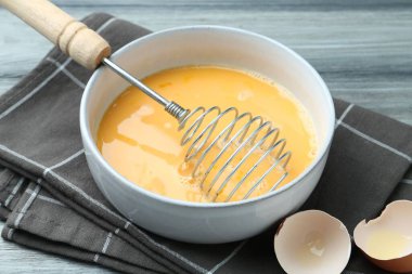 Kavanozda çırpılmış yumurtalar, çırpılmış çırpılmış kabuklar masada, yakın plan.