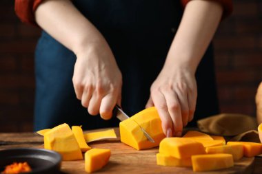 Masada kabak soyan bir kadın, yakın plan.