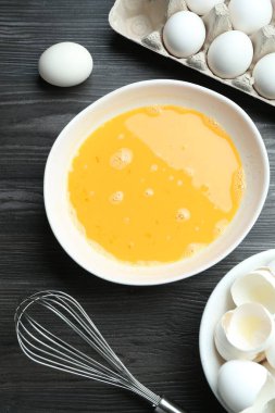 Kavanozda çırpılmış yumurtalar ve koyu ahşap masada çırpılmış çırpılmış çırpılmış çırpılmış çırpılmış.