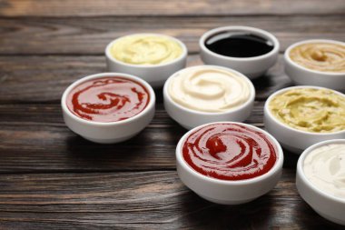 Tahta masada farklı soslar, yakın plan.