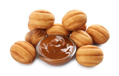 Lezzetli fındık şekilli kurabiyeler haşlanmış konsantre süt beyaz üzerinde izole edilmiş.