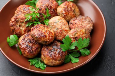 Siyah desenli masada maydanozlu leziz köfteler, yakın plan.