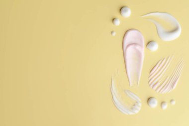 Bej arka planda kozmetik ürünleri var. Metin için boşluk