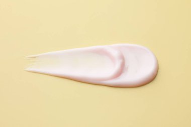 Bej arka planda kozmetik ürün örneği, yakın plan