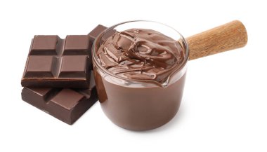 Erimiş çikolata ve beyaza izole edilmiş parçalar.