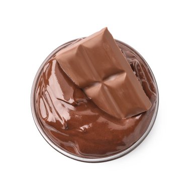 Erimiş çikolatalı kase ve beyaza izole edilmiş bir çubuk.