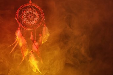 Güzel bir düş kapanı ve koyu arkaplanda renkli ışık altında duman. Metin için boşluk