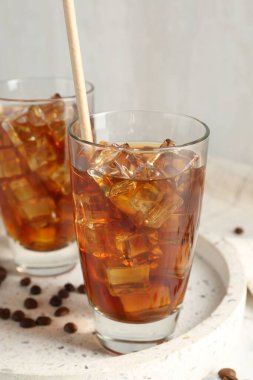 Lezzetli buzlu kahve ve fasulyeler masada, yakın plan.