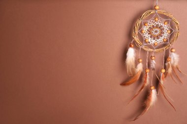 Kahverengi arkaplanda asılı güzel düş kapanı, metin için boşluk