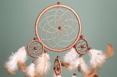 Renk arkaplanında asılı güzel bir düş kapanı