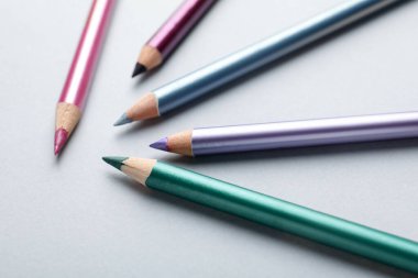 Hafif arkaplanda renkli göz kalemleri, yakın plan