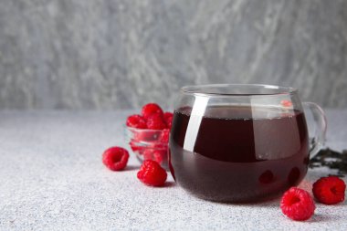 Lezzetli çay, ahududu ve bira. Işık masasında servis edilir. Yakın plan. Metin için boşluk