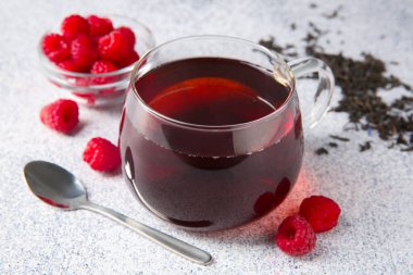 Lezzetli çay, ahududu ve bira Işık masasında servis edilir, yakın plan