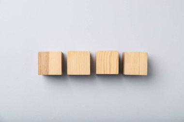 Hafif zemin üzerinde tahta küpler, üst görünüm