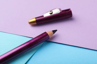 Renk arkaplanında keskinleştirici olan göz kalemi, yakın plan