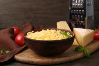 Izgara ve fesleğenli peynir parçaları ahşap masada, yakın plan.