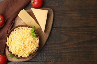 Izgara ve ahşap masada domatesli peynir parçaları. Metin için boşluk