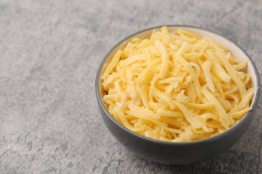 Gri masada rendelenmiş peynir, yakın plan. Metin için boşluk