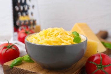 Izgara peynir, domates, fesleğen, yakın plan.