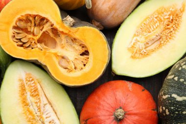 Masada bir sürü taze balkabağı ve kavun var. Su kabağı ailesi