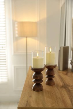 Güzel LED mumlar şamdanlar içinde ahşap çekmeceler üzerinde kapalı alanda. Metin için boşluk