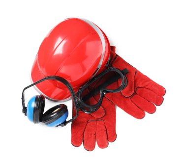 Güvenlik ekipmanları. Sert şapka, kulaklık, koruyucu eldivenler ve gözlük beyaza izole edilmiş.