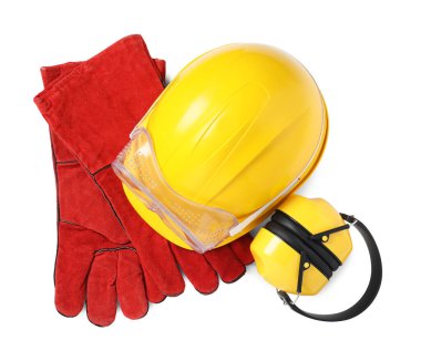 Güvenlik ekipmanları. Sert şapka, kulaklık, koruyucu eldivenler ve gözlük beyaza izole edilmiş.