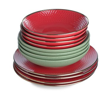 Beyaza izole edilmiş farklı seramik bulaşık takımı yığını