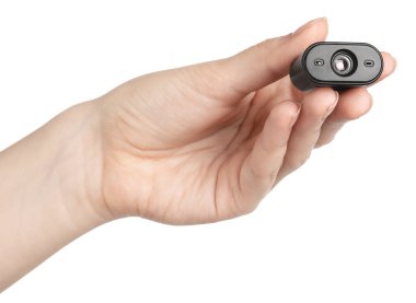 Beyaz arka planda gizli kamera olan kadın, yakın plan.