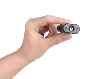 Beyaz arka planda gizli kamera olan kadın, yakın plan.