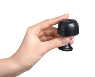 Beyaz arka planda gizli kamera olan kadın, yakın plan.