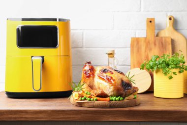 Biberiyeli ızgara tavuk, sebze ve ahşap masada fırın.