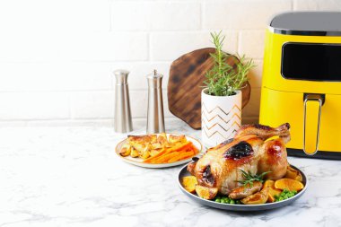 Lezzetli ızgara tavuk, biberiye, sebze ve hava tavuğu beyaz mermer masada. Metin için boşluk