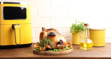 Biberiyeli ızgara tavuk, sebze ve ahşap masada fırın.