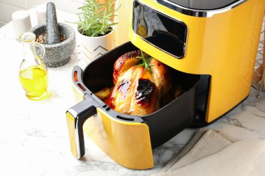 Lezzetli ızgara tavuk, biberiyeli ve sebzeli ve tavuklu, beyaz mermer masada, yakın plan.