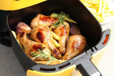 Izgara tavuk budu, patates kızartması ve baharatlı tavuklu kızartma, yakın plan.