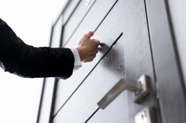 Apartman kapısını çalan kadın, alçak açı.