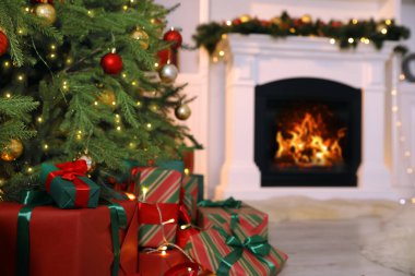 Noel ağacı hediyeler ve dekore edilmiş şömine, yakın plan.