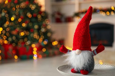 Kutlama odasındaki masada komik bir noel cücesi, mesaj için yer var. Bokeh etkisi