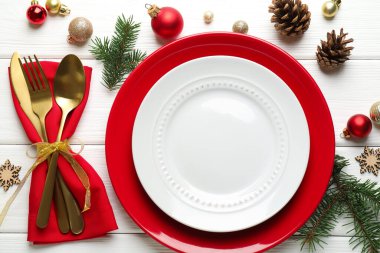 Beyaz ahşap arka planda Noel dekoru olan şölen masası, düz yatış.