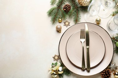 Bej arka planda Noel dekoru olan şölen masası, düz yatış. Metin için boşluk