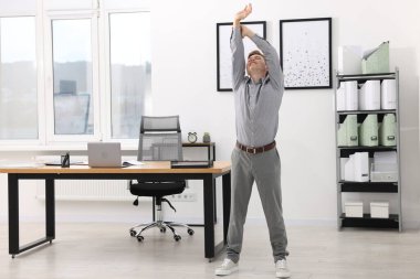 Genç İşadamı Ofiste Esneme Egzersizi Yapıyor
