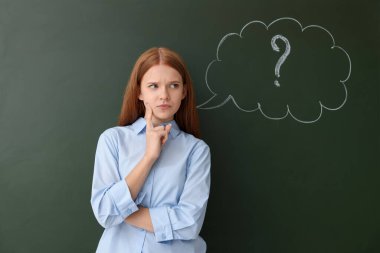 Okula dönelim. Düşünceli kız. Düşünce baloncuğu ve soru işareti çizilmiş karatahtanın yanında.