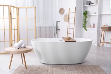 Büyük seramik küvetli güzel bir banyo. İç tasarım