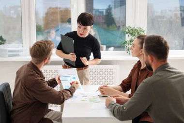 İş süreci. Ofiste birlikte çalışan meslektaşlar.