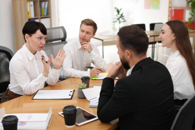 İş süreci. Ofiste birlikte çalışan meslektaşlar.