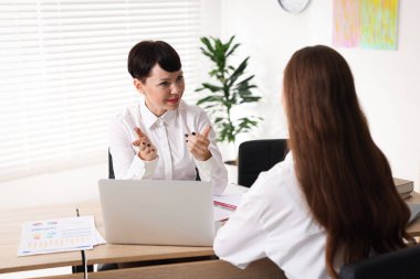 İş süreci. Ofiste birlikte çalışan meslektaşlar.