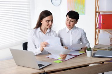 İş süreci. Ofiste birlikte çalışan meslektaşlar.